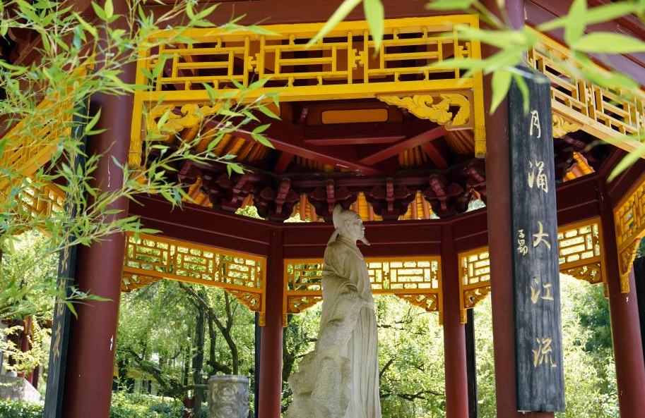 Sekitar Tapak Peringatan Penyajak Purba China Du Fu di Gansu